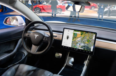 Как планы Tesla по созданию "неконтролируемого FSD" и robotaxi могут столкнуться с бюрократией